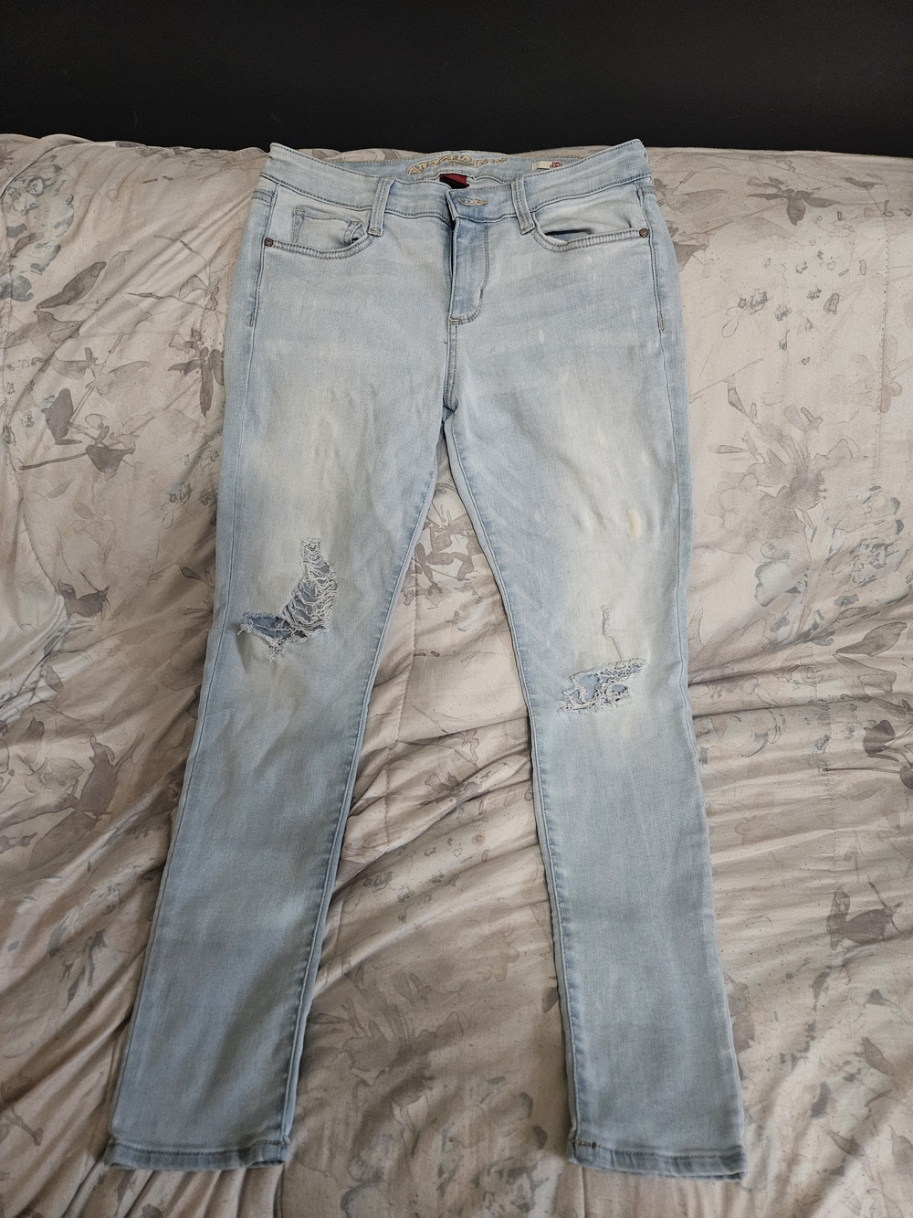 Arizona Jean Company Light Blue Distressed Skinny Jeans